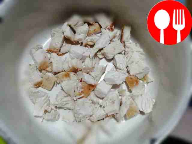 Курицу нарежьте кубиками, уложите на дно слоя...