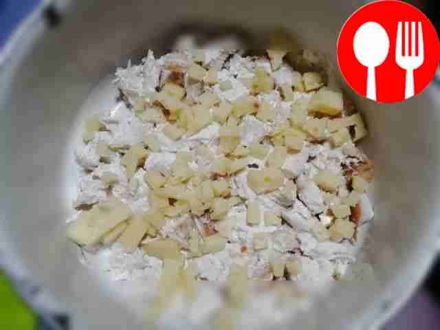 Натрите или нарежьте сыр, распределите его...