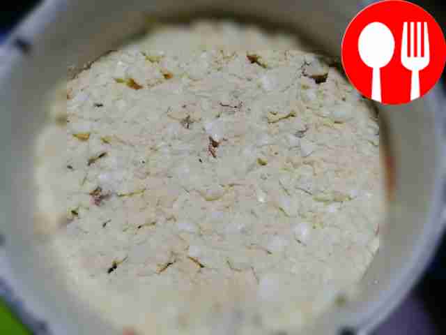 Нарежьте яйца на кусочки, уложите слоями и...