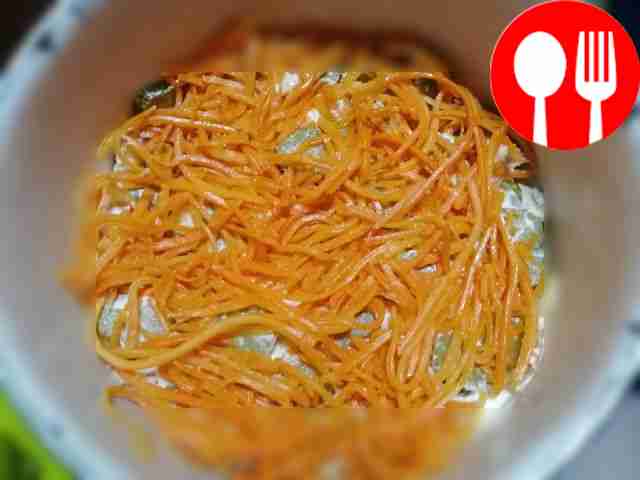 Разложите морковь по тарелке и промажьте её майонезом.