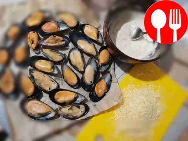 Приготовьте соус: смешайте майонез, чеснок и...