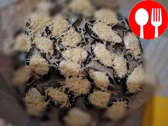 Отделите одну створку мидии, на другую уложите...