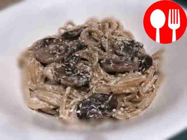 Pasta with champignons in cream