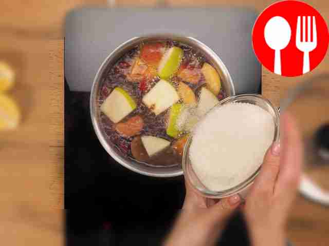 Сварите компот. Нарежьте яблоки дольками....