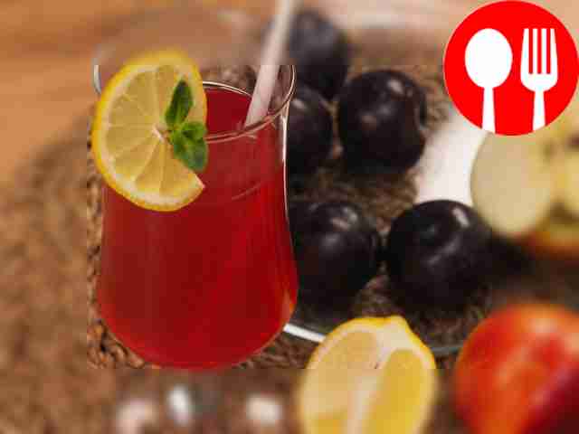 Разлейте охлажденный компот по высоким...