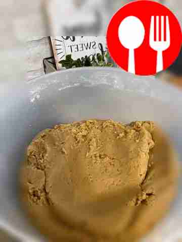 Смешайте ингредиенты для теста до пластичной...