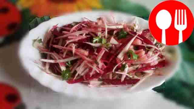 Витаминный салат из свежей капусты, свеклы и яблока