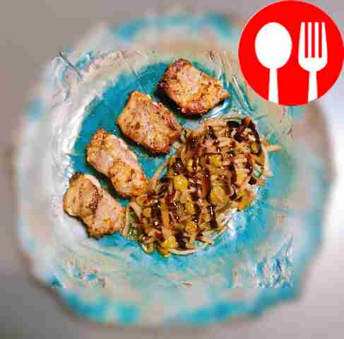 Луковый салат с рёбрами