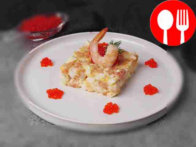 “Royally” salad with salmon and shrimp