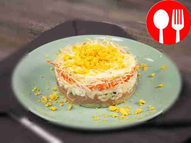 Салат с печенью трески и огурцом