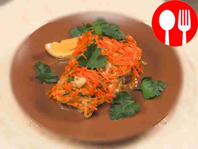 Cod with carrots and onions in the oven