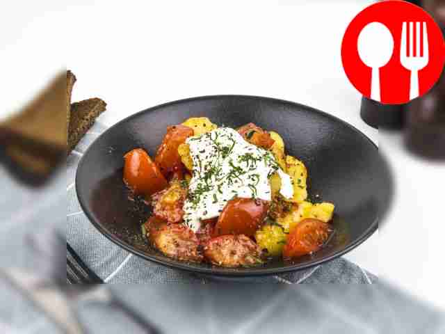 Tomato and baked potato salad