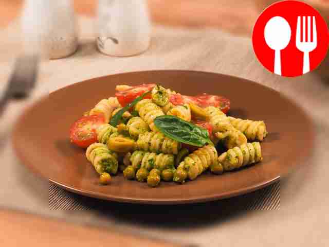 Salad with pesto sauce