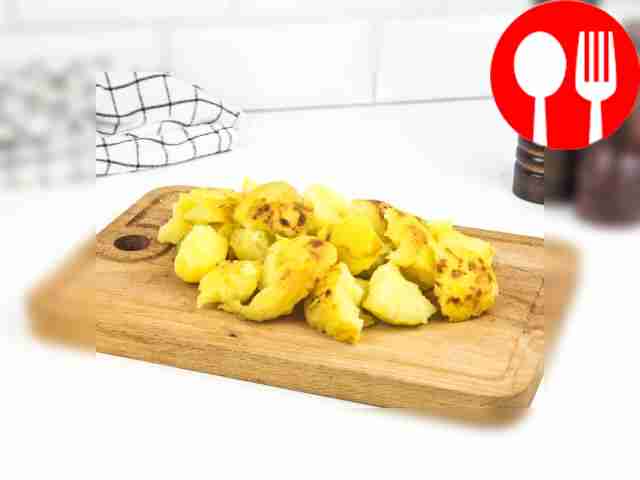 Cut the potatoes into large pieces 3-4 cm in size.