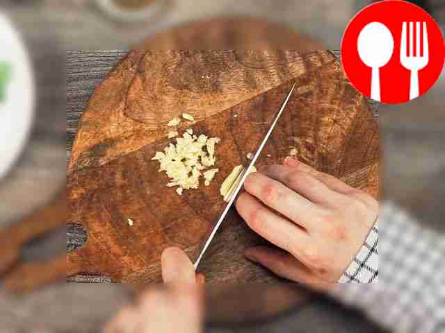 Проверьте филе рыбы на наличие костей и...