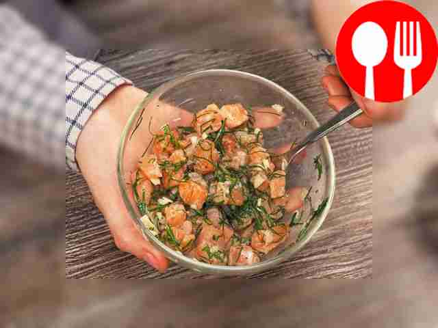 Приготовьте начинку: порежьте рыбу маленькими...