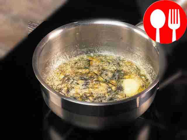 Приготовьте соус: возьмите сотейник и...