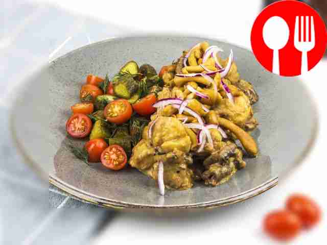 Warm potato salad with beef and honey mushrooms