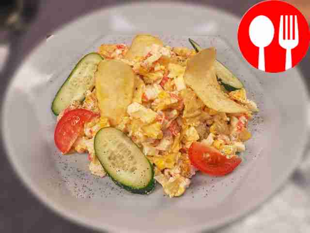 Салат с крабовыми чипсами