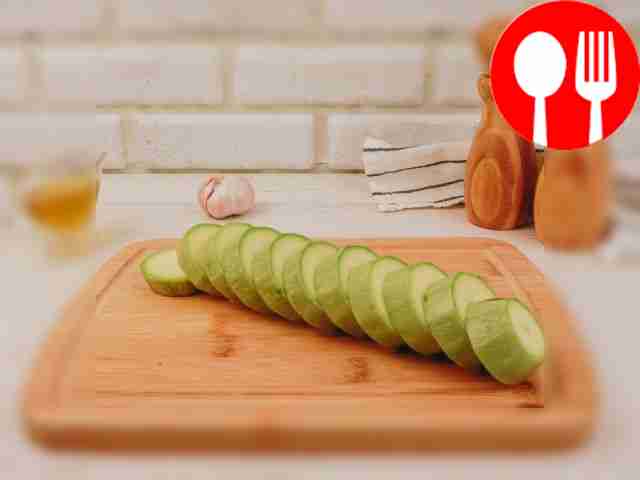 Cut the zucchini into slices 1-1.5 cm thick.