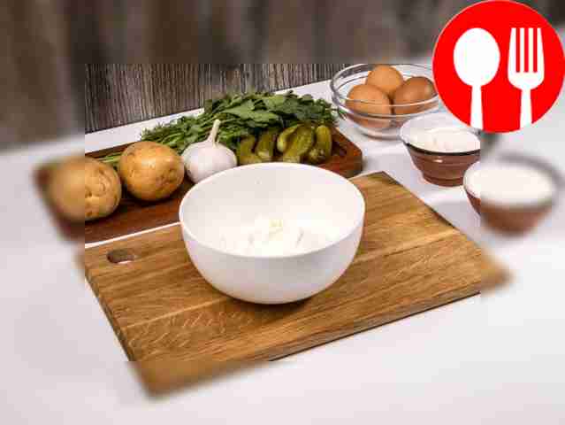 Now prepare the sauce. Place sour cream in a deep bowl.