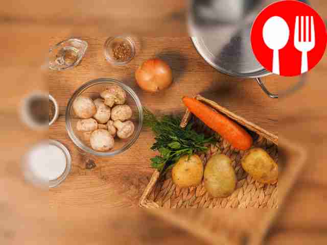 Промойте и очистите картофель, лук, морковь и...