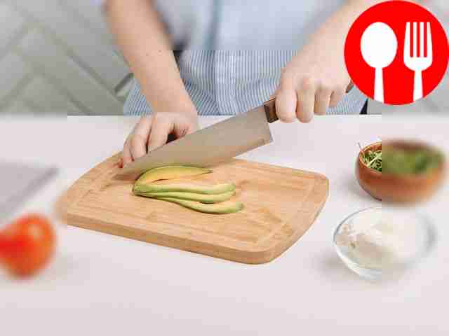 Очистите авокадо и нарежьте его тонкими ломтиками.