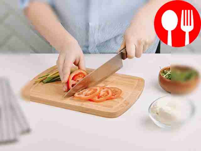 Порежьте помидоры на тонкие кружочки.