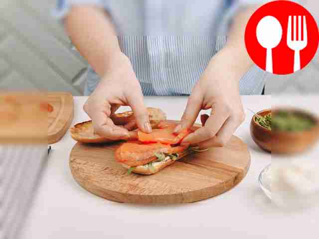 Сверху разместите кружочки томатов и ломтики лосося.