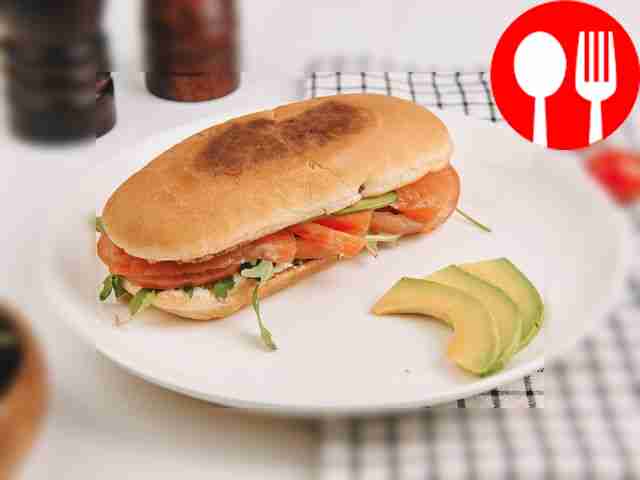 Сэндвич с авокадо и лососем