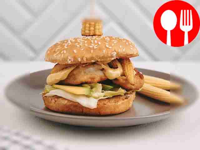 Sandwich with shrimp, avocado and baby corn