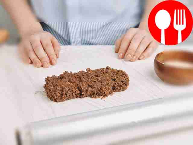 Place the finished chocolate mass on cling film.