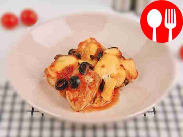 Chicken baked with tomatoes and cheese