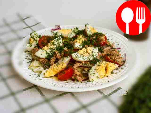 Салат с тунцом и помидорами