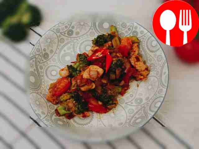 Roasted broccoli with chicken, tomato and onion