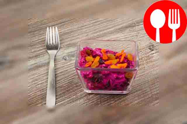 Beet salad with dried fruits