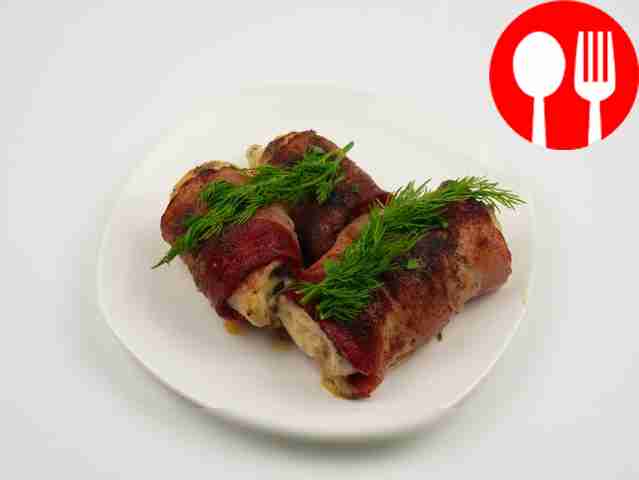 Куриные рулетики со сливочным сыром в беконе