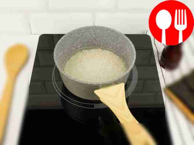 Замочите рис в воде и хорошо промойте....