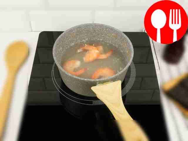 Креветки уложите в кипящую воду и варите 2–3...