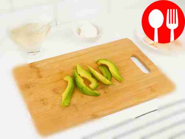 Аккуратно очистите плод авокадо и нарежьте его...