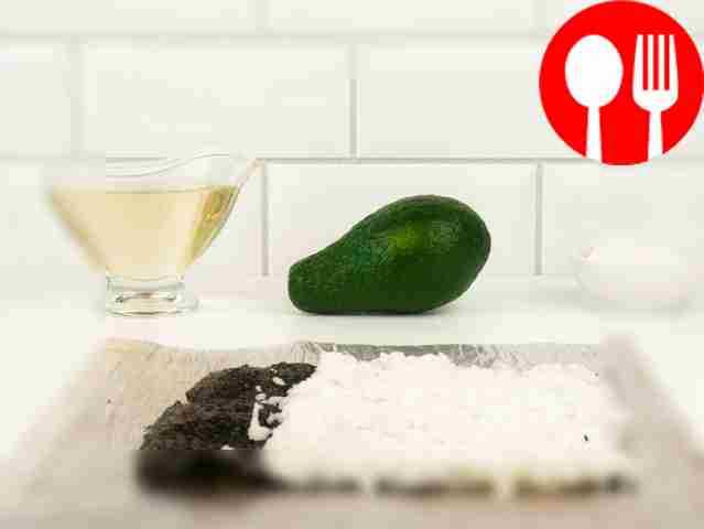 Разложите циновку и уложите на неё лист нори...