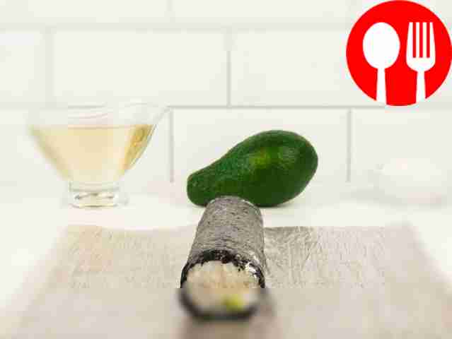 Слегка смочите водой оставшийся край нори и...