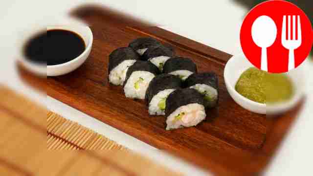 Roll with shrimp, cucumber and cream cheese
