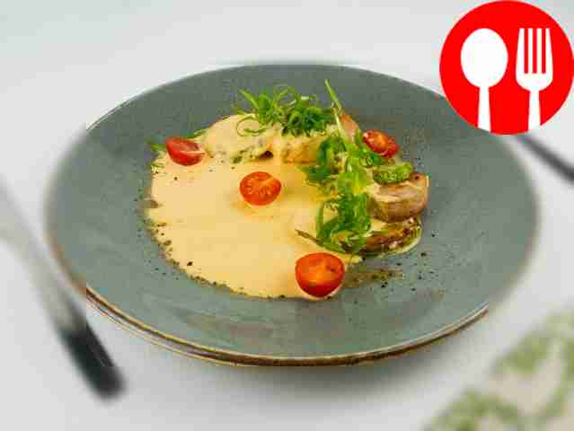 Pork medallions with zucchini and cheese sauce