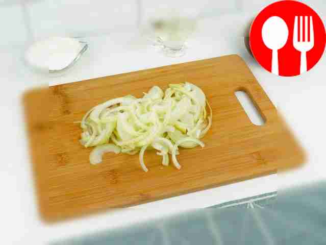 Cut the onion into half rings.
