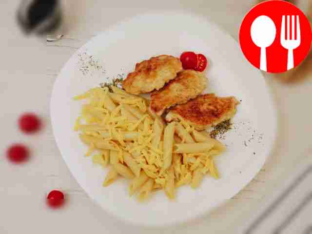 Pasta with chopped chicken cutlets