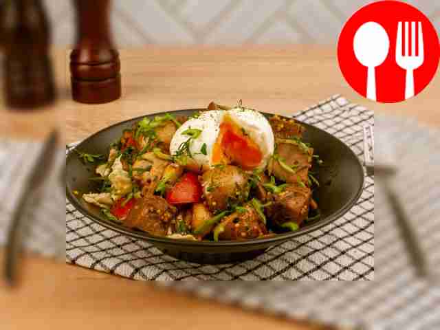 Теплый салат с языком и картофелем