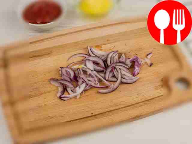 Лук нарежьте на полукольца.