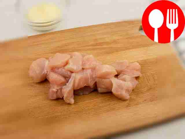Cut the chicken breast into medium squares.