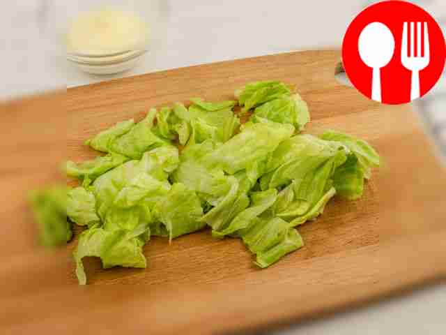 Chop the lettuce leaves.